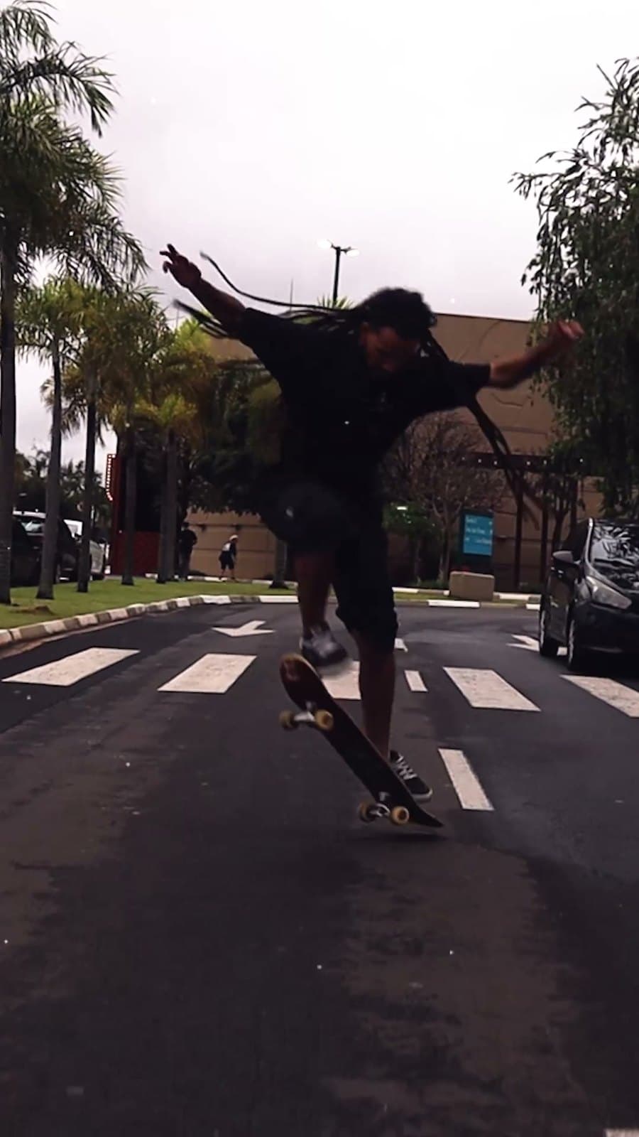 Skatista em movimento numa rua molhada durante o Red Bull Curb Sessions